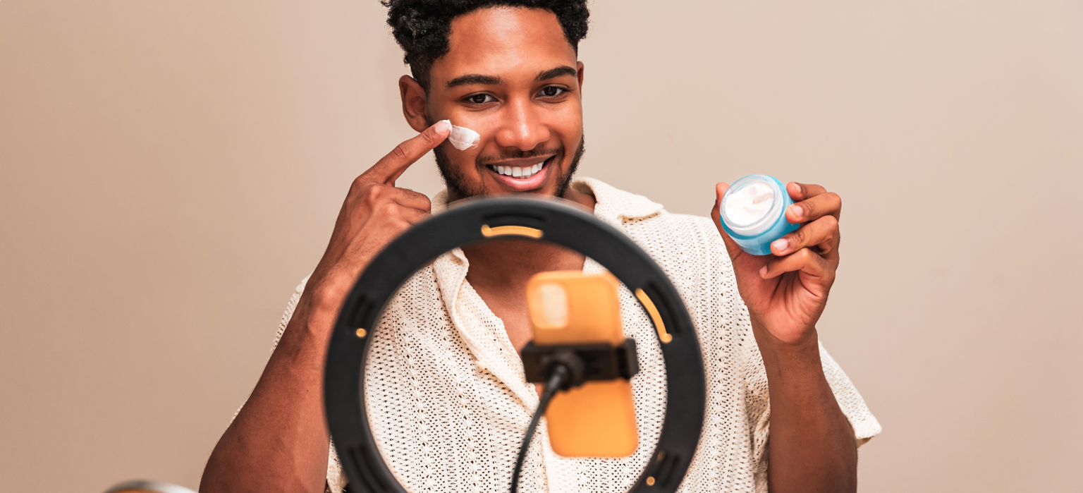 Ein Influencer, der in die Kamera blickt und eine Creme bewirbt.