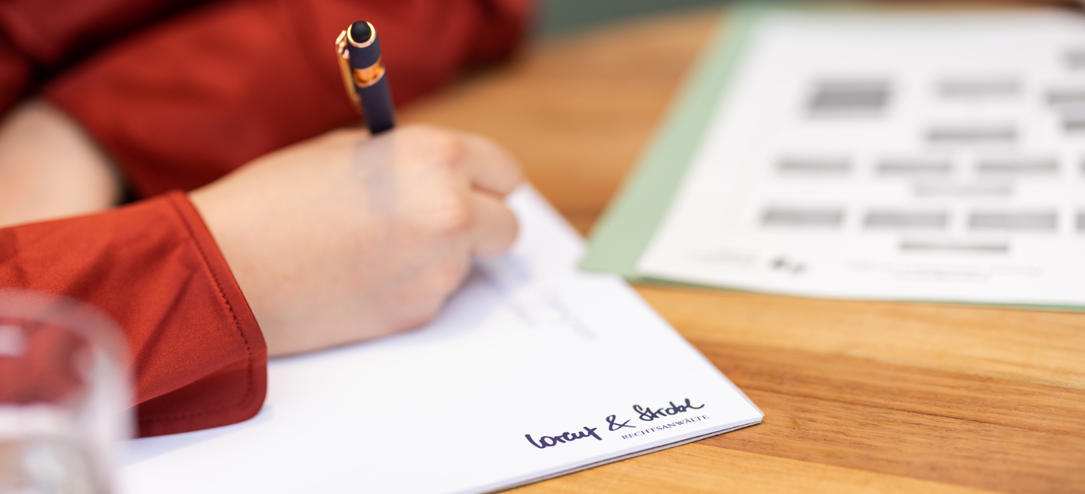 Vertragsklauseln: So vermeiden Sie Fallstricke und Risiken